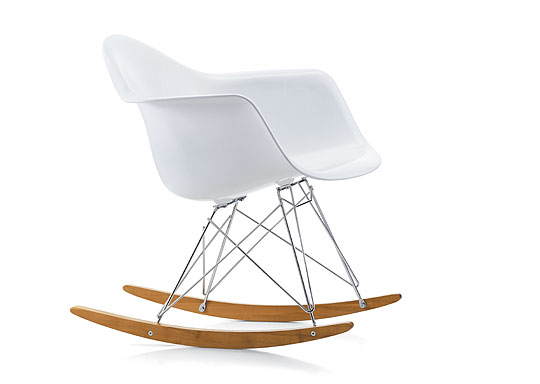 Arm Shell Rocker de Eames, una pieza de capricho blanca Arm Shell Rocker de Eames, una pieza de capricho