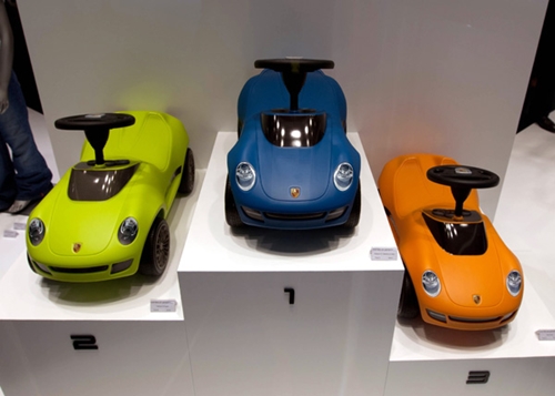 cochechito porsche para niño Papá con Audi, bebé con Porsche.